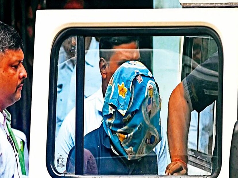 অপরদিকে, সঞ্জয়ের আরেক আইনজীবী কবিতা সরকার বলেন, ''স্যর, তদন্ত এখনও শেষ হল না। কী উঠে আসবে, তাও জানি না। তাহলে কীভাবে এই সাজা!'' যদিও এরপরই বিচারক বলেন, ''আপনারা পরস্পরবিরোধী সওয়াল করছেন। দুই আইনজীবী দুই রকম বলছেন। প্লিজ এগুলো করবেন না।''