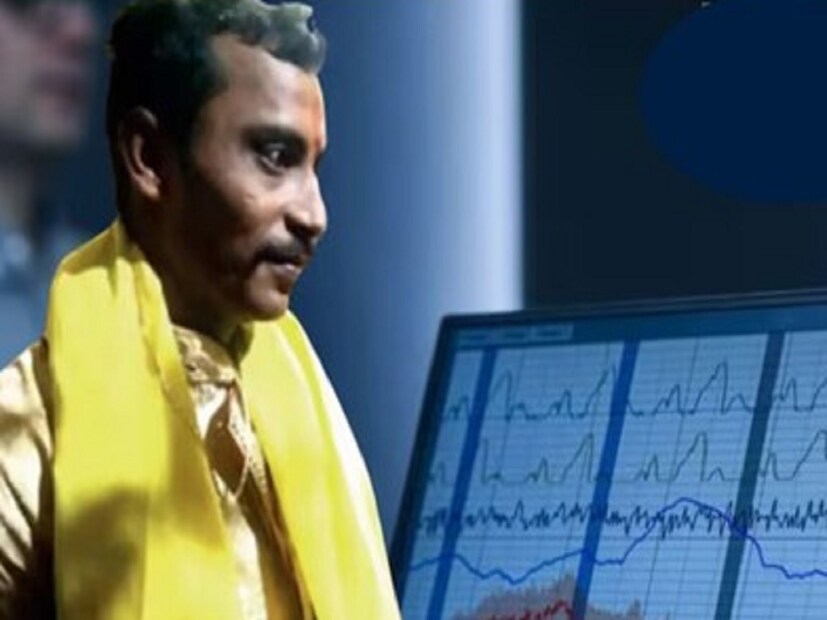 এর পর জেলের গেটের কাছে এসে পিছন দিকে ফিরে নমস্কার করে সে৷ গাড়িতে উঠেও মাথা নিচু করে বসে থাকে সঞ্জয়৷