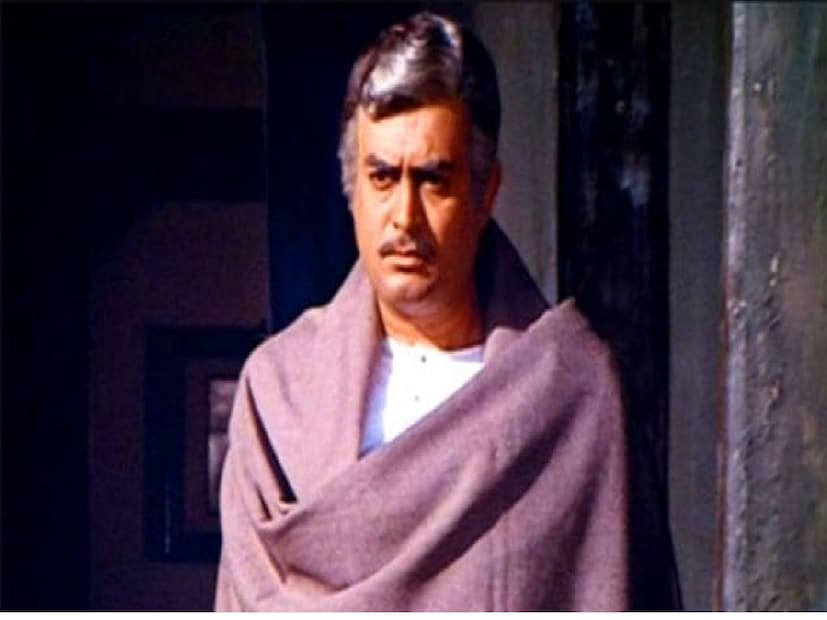 ‘শোলে’ ছবিতে ঠাকুর চরিত্রের কে কথা ভুলতে পারে! ডাকু গব্বর সিং যাঁর দুটো হাতই কেটে দিয়েছিল। ঠাকুর চরিত্রে অভিনয় করেছিলেন তিনি। হ্যাঁ, সাদাকালো ছবিটি সঞ্জীব কুমারের শৈশবের ছবি।