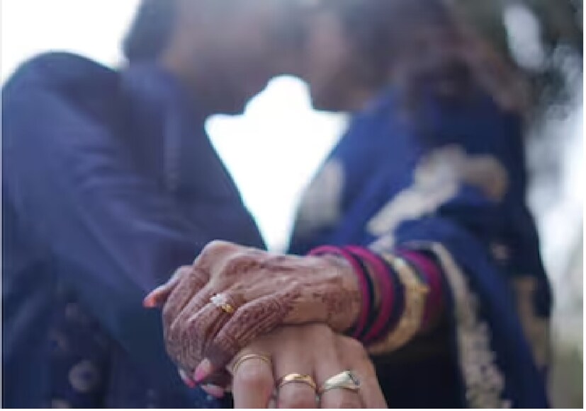 পাটনা পুলিশের তরফে জানানো হয়েছে, পুরো বিষয়টি আপাতত তদন্ত করা হচ্ছে। তরুণী তাঁর পরিবারের সঙ্গে পাটনার কদম কুয়াথানা এলাকার লোহানিপুর এলাকায় থাকেন। একটি অফিসে চাকরি করে।