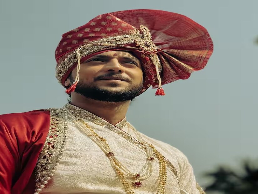 কিংশুক বৈদ্য 'কে তো হ্যায় আলবেলা' ছবিতে অভিনয়ের জন্য বর্তমানে বিশেষ ভাবে পরিচিত। এটি তামিল সিরিজ ইরামানা রোজাভের উপর ভিত্তি করে তৈরি, যেটি মোট 807টি পর্ব সম্প্রচারের পর 2021 সালে শেষ হওয়ার আগে তিন বছর ধরে সফলভাবে চালানো হয়েছিল। অনুষ্ঠানটির হিন্দি রূপান্তরটি এর অনন্য কাহিনী এবং আকর্ষক পারফরম্যান্সের মাধ্যমে দর্শকদের মন জিতেছিল। 