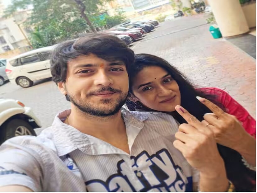 এর পর দীক্ষা নাগপালের সঙ্গে। বহুদিনের বন্ধুত্ব, প্রেম। সব মিলিয়ে দারুণ এক সফর চুটিয়ে উপভোগ করলেন কিংশুক আর দীক্ষা। গত ২২ নভেম্বর চার হাত এক করলেন তাঁরা। মারাঠি সংস্কৃতির প্রতিফলন চোখ জুড়িয়েছে তাঁদের বিয়ের অনুষ্ঠানে। বিয়েতে উপস্থিত ছিলেন টেলিভিশন ও বড় পর্দার বহু অভিনেতা এবং কলাকুশলী। 