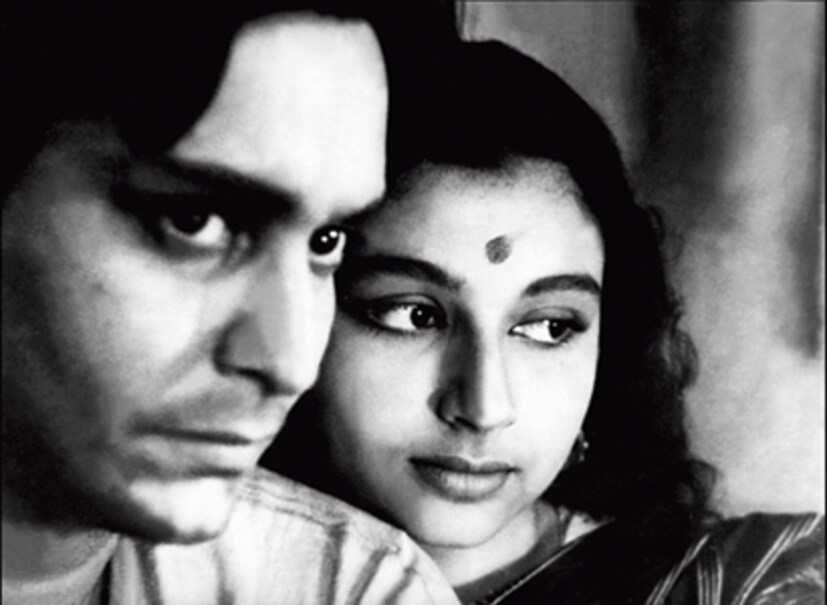 এই সমস্ত চলচ্চিত্রে কাজ করার পর থেকেই শর্মিলা ঠাকুর বলিউডে সবথেকে বেশি অর্থপ্রাপাক অভিনেত্রী হিসাবে বিবেচিত হন। গত বছর একটি ইন্টারভিউতে তিনি জানান, এক সময় বাড়ি ভাড়া মেটানোর জন্যও তাঁকে সিনেমায় অভিনয় করতে হয়। প্রতীকী ছবি
