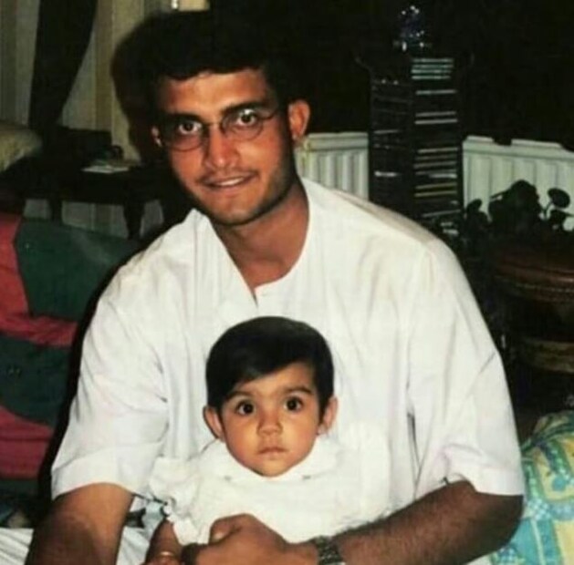 এরই মধ্যে সোশ্যাল মিডিয়ার ঘুরপাক খেতে শুরু করেছে সৌরভের কোলে ছোট্ট সানার ছবি৷ যেন দেখতে দেখতে অনেকটা বড় হয়ে গেল সানা গঙ্গোপাধ্যায়৷ 