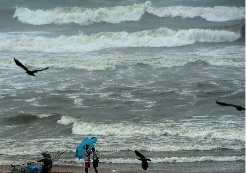 বঙ্গেও কি শীতকালীন আবহাওয়ায় এ ঝড়ের প্রভাব পড়বে? আবহাওয়া দফতর জানাচ্ছে, ফেনজলের প্রভাবে সপ্তাহান্তে উপকূলে বৃষ্টি হবে। সপ্তাহান্তে হালকা মাঝারি বৃষ্টি হতে পারে চার জেলায়। শনিবার থেকে সোমবারের মধ্যে বৃষ্টির সম্ভাবনা রয়েছে। পূর্ব ও পশ্চিম মেদিনীপুর এবং উত্তর ও দক্ষিণ ২৪ পরগনার মতো উপকূলের জেলাতে বৃষ্টির সম্ভাবনা বেশি। মেঘলা আকাশ থাকবে উপকূল সংলগ্ন জেলাগুলোতে।  