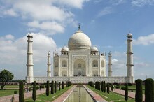 ঘন ধোঁয়াশায় ‘অদৃশ্য’ তাজমহল
