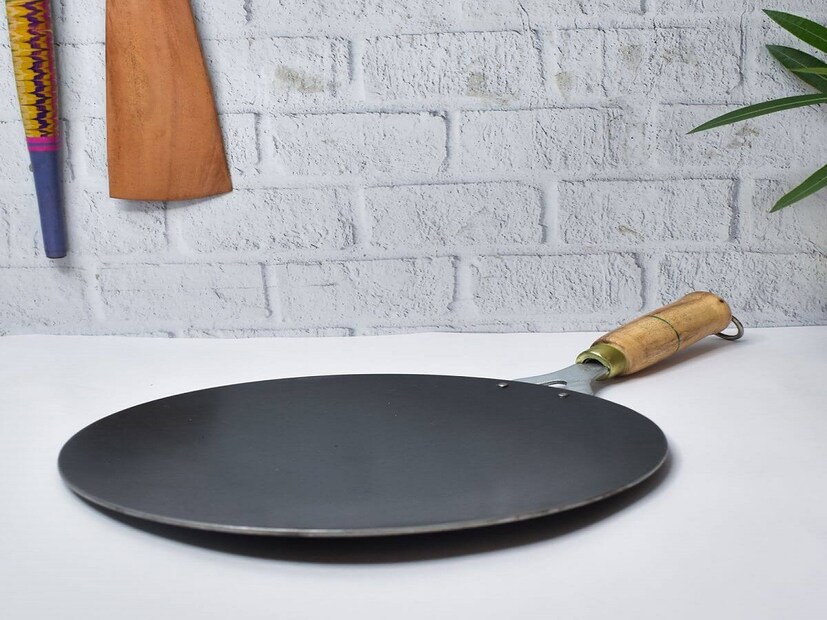 রুটি বানানোর তাওয়া:আমরা অনেকেই তাওয়ায় রুটি করার পর সেটিকে উল্টে রেখে দি। কিন্তু, জানেন কি এই কাজ একেবারেই করতে নেই। কারণ, এর ফলে বাড়িতে দারিদ্র প্রবেশ করে। জীবনে আর্থিক সঙ্কট দেখা দেওয়ার আশঙ্কা বৃদ্ধি পায়। তাই তাওয়া সব সময় সোজা করে ঝুলিয়ে বা একটি নির্দিষ্ট জায়গায় রাখবেন। প্রতীকী ছবি