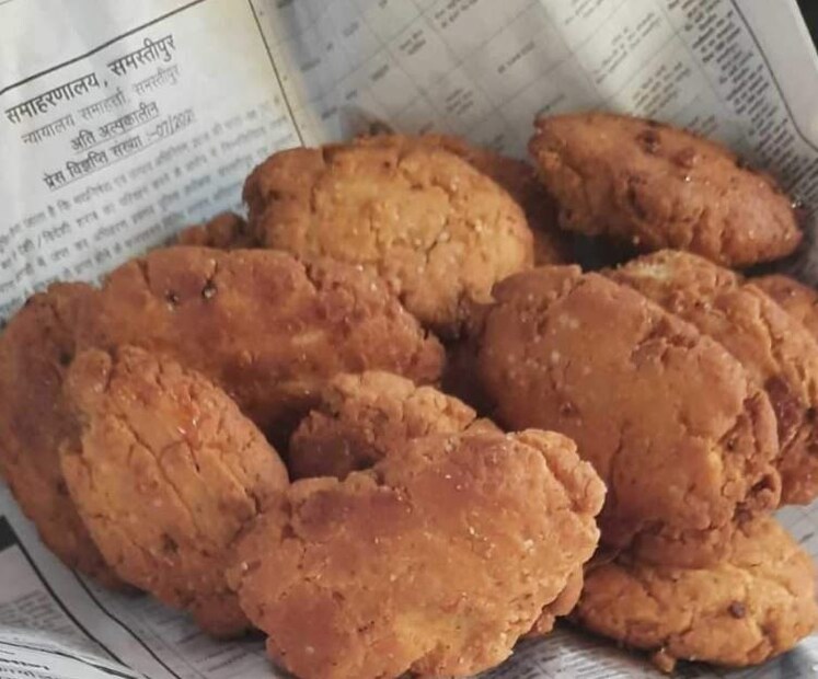 ছটপুজোতে আপনিও অপনার বাড়িতে বানিয়ে নিতে পারেন মজাদার খাস্তা ঠেকুয়া।সকালের জলখাবার হোক কিংবা সন্ধ্যার টিফিন যে কোনও সময় আপনি খাবারে রাখতে পারেন এই ঠেকুয়া। এই ঠেকুয়া বানানোর জন্য প্রয়োজন গ্রাম আটা বা ময়দা,আধ কাপ সুজি, ঘি , সাদা তেল , জল পরিমাণ মতো , চিনি বা গুড়, নারকেল কোরানো, মৌরি , এলাচ গুঁড়ো।