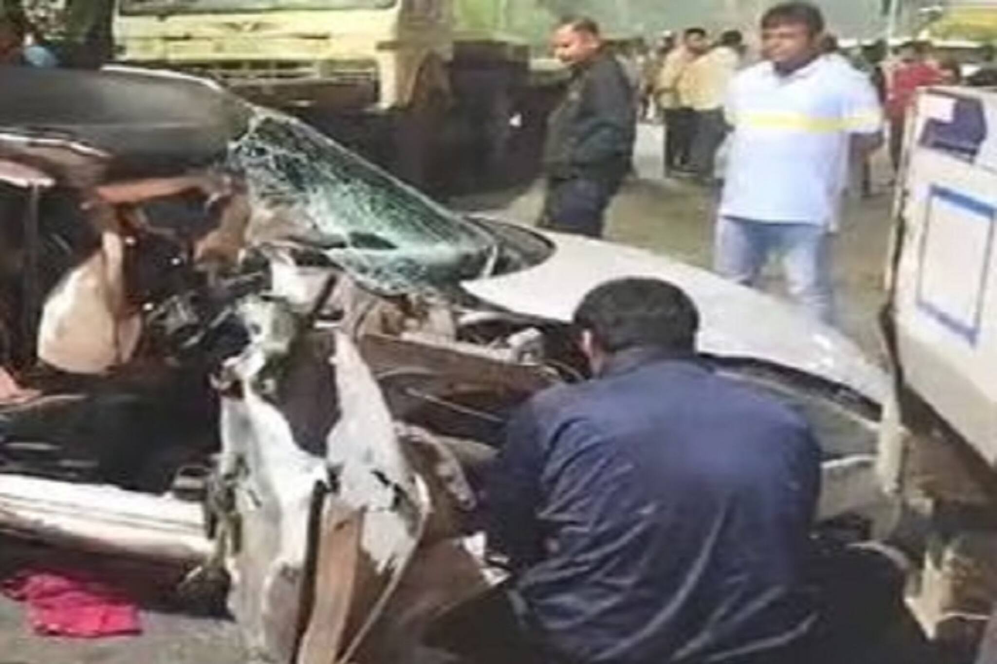 ট্রেলারে তৃণমূল বিধায়কের গাড়ির ধাক্কা! মৃত ২,আশঙ্কাজনক ৩,ভয়াবহ দুর্ঘটনা হাওড়ায়