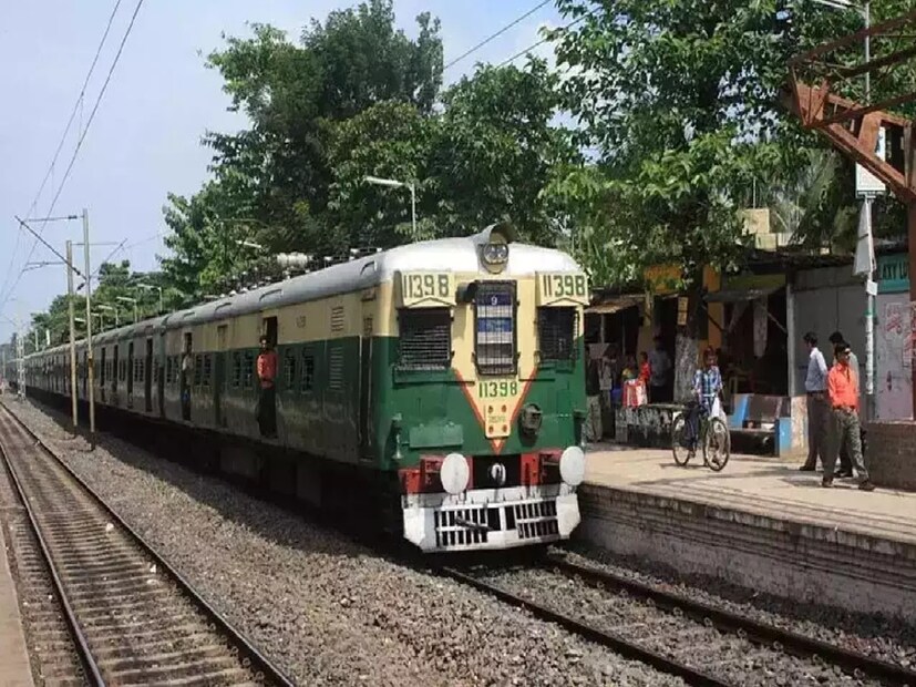 মঙ্গলবার সকালে পুদুচেরী যাওয়ার পথে দুর্ঘটনার মুখে পড়ে একটি প্যাসেঞ্জার ট্রেন। লাইন থেকে ছিটকে যায় যাত্রীবাহী ট্রেনের ৫টি কামরা। প্রতীকী ছবি।
