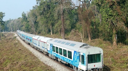 উৎসবের উপহার একগুচ্ছ স্পেশ্যাল ট্রেন উৎসবের উপহার একগুচ্ছ স্পেশ্যাল ট্রেন