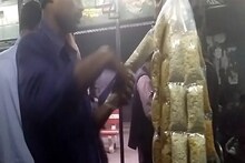 ট্রেনে-বাসে খিদে মেটাতে ৫-১০ টাকার সল্টেড বাদাম কিনে খান? জানেন ওগুলো কী আসলে?