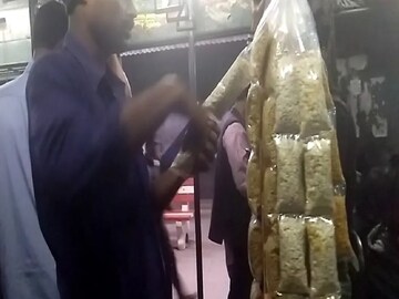 ট্রেনে-বাসে খিদে মেটাতে ৫-১০ টাকার সল্টেড বাদাম কিনে খান? জানেন ওগুলো কী আসলে? ট্রেনে-বাসে খিদে মেটাতে ৫-১০ টাকার সল্টেড বাদাম কিনে খান? জানেন ওগুলো কী আসলে?