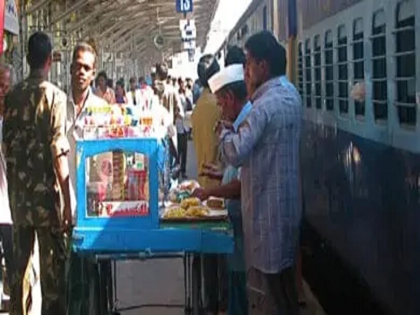 এই বাদাম খেলে ওজনকে বশে রাখাও সম্ভব নয়। ডায়াবিটিস, প্রেশার, সুগার, কোলেস্টেরল থেকে শুরু করে একাধিক জটিল রোগের ফাঁদে পড়ার আশঙ্কা বাড়ে বৈকি! তবে মনে রাখবেন, ওজনকে স্বাভাবিকের গণ্ডিতে বেঁধে রাখতে চাইলে কিন্তু প্রতিদিন একগাদা বাদাম খাওয়া যাবে না। তাই আজ থেকে রোজ রোজ বাদাম খাওয়ার ভুলটা শুধরে নিন।