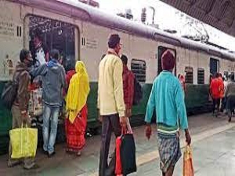 মনে রাখবেন, অত্যধিক পরিমাণে বাদাম খেলে দেহে ফ্যাটের পরিমাণে বাড়বে। আর সেই সুবাদে ঊর্ধ্বমুখী হবে কোলেস্টেরল। শুধু তাই নয়, সল্টেড বাদামে উপস্থিত নুন কিন্তু ব্লাড প্রেশার বাড়ানোর কাজেও সিদ্ধহস্ত। আর হাই কোলেস্টেরল এবং হাই ব্লাড প্রেশারের যৌথ আক্রমণেই হার্টের হবে দফারফা। তাই হৃৎপিণ্ডের হাল ফেরাতে চাইলে যত দ্রুত সম্ভব সল্টেড বাদাম খাওয়ার লোভ সামলে নিন।