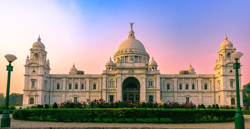 ব্রিটিশ শাসন চলাকালীন কলকাতা ছিল ভারতের রাজধানী। ইংল্যান্ডের রানি ভিক্টোরিয়া তখন আবার ভারতেরও সম্রাজ্ঞী। তাঁর রাজত্বকাল ১৮৫৭ থেকে ১৯০১-এর ২২ জানুয়ারি। সেই বিশেষ দিনেই শেষ নিঃশ্বাস ত্যাগ করেন তিনি। আর তাঁর মৃত্যুর পর ভারতীয় উপনিবেশে তাঁর স্মৃতি সৌধ তৈরির সিদ্ধান্ত নেন ব্রিটিশ শাসকরা। সিদ্ধান্ত হয় যে সেই স্মৃতি সৌধ হবে তাজমহলের আদলে। 