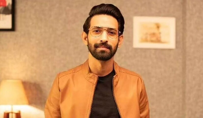 দেশের ব্যাপক উন্নতি হয়েছে বলে তাঁর মত৷ সরকার তাঁকে অনেক সম্মান দিচ্ছেন বলেও তিনি কৃতজ্ঞ৷ বিজেপি সরকারের শপথগ্রহণে তাঁকে আমন্ত্রণ জানানো হয়েছিল৷ ছাত্রছাত্রীদের অনুপ্রেরিত করতে সরকারি স্কুলে তাঁর ছবি ১২ ফেল দেখানো হয়েছে৷ ফলে তিনি বেশ খুশি৷ 