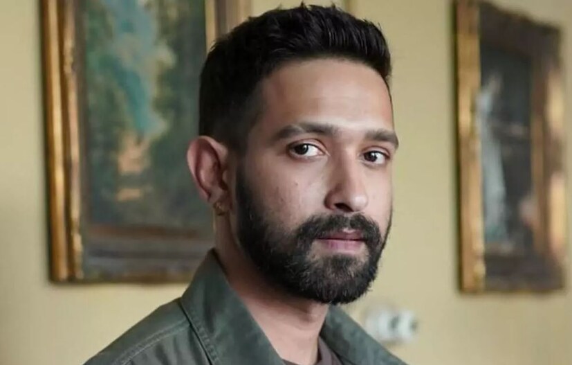 পরোক্ষভাবে বিজেপি সরকারের ভূয়সী প্রসংশা করতেই তাঁকে নিয়ে শুরু রয়েছে চর্চা৷ ছবির কাজ পেতে এভাবে নিজের রাজনৈতিক অবস্থা বদল করছেন বিক্রান্ত৷ এমনই তাঁর বিরুদ্ধে অভিযোগ করছেন নেটিজেনরা৷ 
