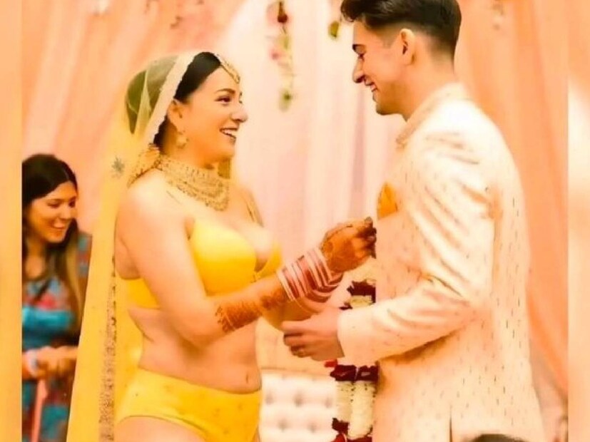 হাতে মেহেন্দি এবং গহনা পরা থাকলেও মহিলার পোশাক হিসাবে রয়েছে শুধুই বিকিনি। তবে তরুণীর বরের পোশাক স্বাভাবিক।