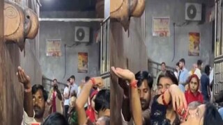 মন্দিরে এসির জল খাচ্ছেন ভক্তরা