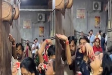 বৃন্দাবনে চরণামৃত ভেবে AC-র জল খাচ্ছে ভক্তরা! অন্ধবিশ্বাসে কী দশা মানুষের! দেখুন