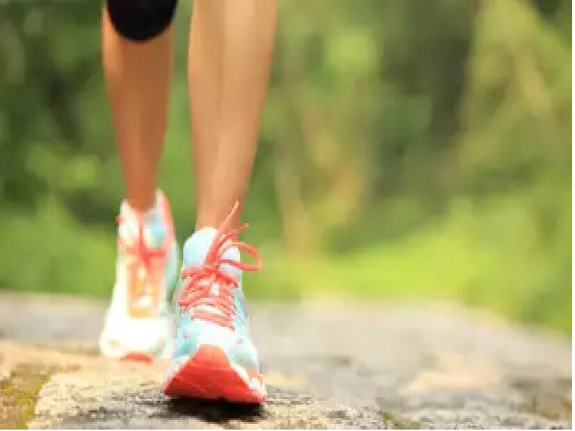How many steps you take to cover a Kilometer: হাঁটলে শরীর ভাল থাকে এ কথা কে না জানেন! কিন্তু যেমন তেমন করে হাঁটলেই হবে না। ঠিক ভঙ্গিতে ঠিক ভাবে হাঁটা এবং ঠিক জুতো পরে হাঁটা জরুরি। হাঁটলে স্বাস্থ্য ভাল থাকে, ওজন কমে। 