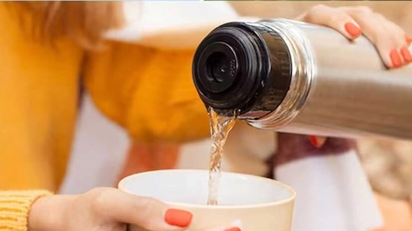 অন্যদিকে ঠান্ডা জল পান করলে পাকস্থলীর রক্তনালীগুলি সংকুচিত হতে পারে যা হজমের সমস্যা হতে পারে । এছাড়াও অত্যধিক ঠান্ডা জল মাথা ব্যাথা বা গলা ব্যথা হতে পারে । অনেকে ঠান্ডা জল পান করতে পছন্দ করেন, কারণ এটি তাত্ক্ষণিক রিফ্রেসার হিসাবে কাজ করে ৷ বিশেষ করে গরম আবহাওয়ায় । এছাড়াও ঠান্ডা জল শরীরকে দ্রুত ঠান্ডা করে ।