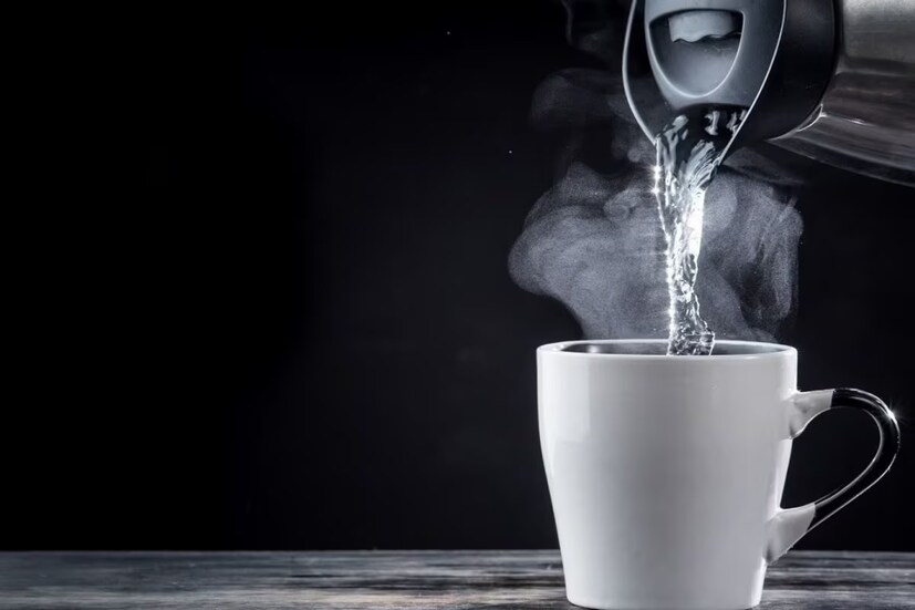 স্বাস্থ্য বিশেষজ্ঞরা বলেন গরম জল শরীরকে প্রাকৃতিকভাবে ডিটক্সিফাই করে। এছাড়া গরম জল পান করলে শরীরের হজম শক্তি ঠিক থাকে গরম জল খাবার ফলে শরীরে প্রবেশ করা খাবার ভেঙ্গে যায়। এর ফলে পেট সংক্রান্ত সমস্যা কম হয় এবং কোষ্ঠকাঠিন্য থেকেও মুক্তি পাওয়া যায়।