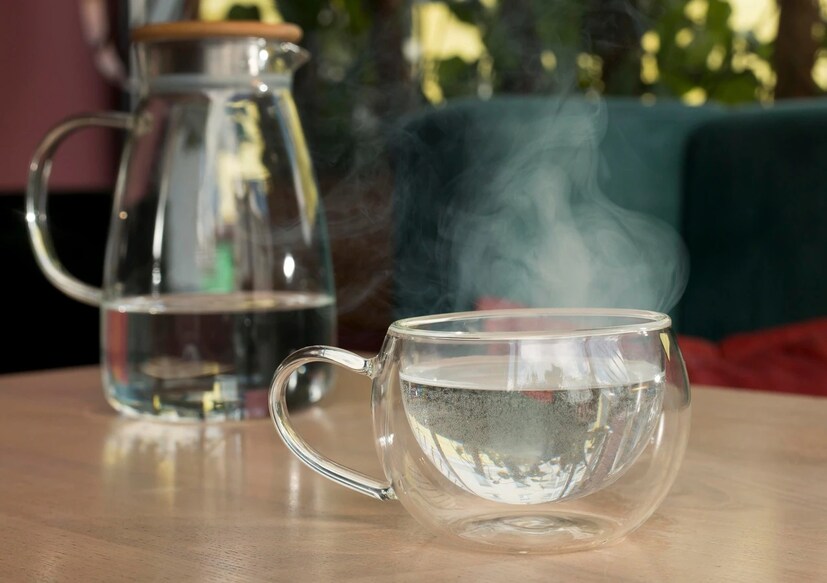 বিশিষ্ট চিকিৎসক কিংশুক প্রামানিক জানান, এই শীতে উষ্ণ জল স্বাস্থ্যের জন্য উপকারী। যাদের নাকে এলার্জির কারণে সাইনাস ট্রিগার হয় তাদের অবশ্যই হালকা গরম জল পান করা উচিত। সর্দি কাশি হলে নাক বন্ধ হয়ে যায় গলা ব্যথা হয় এবং কাশি ও স্লেশমা তৈরি হয়ে থাকে। এতে গরম জল ভীষণ উপকারী।