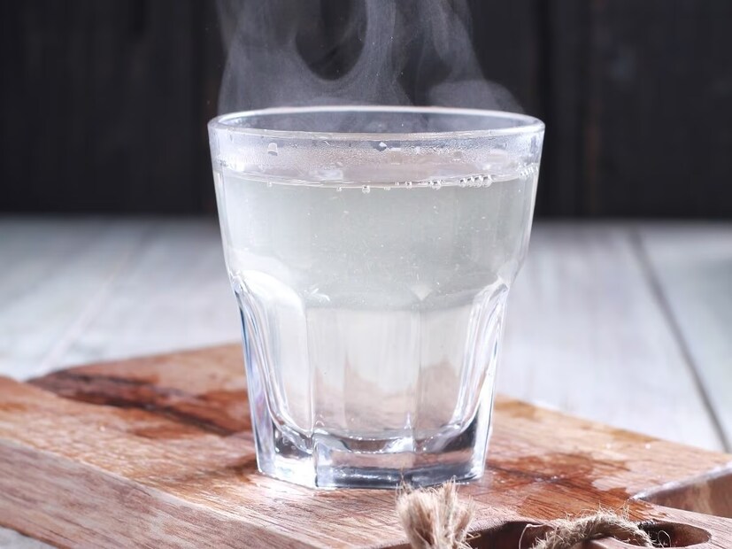 তবে হালকা গরম জল পানেরও অনেক উপকারিতা রয়েছে । উদাহরণস্বরূপ সকালে হালকা গরম জল পান করা আপনার হজম এবং বিপাককে বাড়িয়ে তুলতে পারে ৷ গরম জলও গলা ব্যথায় উপশম দেয় বা নাক বন্ধ হয়ে যাওয়া দূর করে । তবে মনে রাখবেন যে জল খুব ঠান্ডা বা খুব গরম নয়, অন্যথায় এটি হজমের সমস্যা তৈরি করতে পারে । (তথ্য - পিয়া গুপ্তা) 