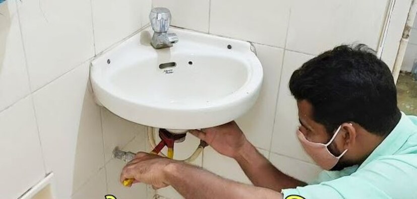 বাথরুম বা রান্নাঘর, উভয় জায়গাই সবচেয়ে বেশি ব্যবহৃত হয়। এখন পরিষ্কার-পরিচ্ছন্নতার অভাবে পাইপগুলো নোংরা হওয়াই স্বাভাবিক। কিন্তু, কখনও কি ভেবে দেখেছেন যে এগুলো না ধুয়েও পরিষ্কার রাখা যায়? হ্যাঁ যায়৷ এর জন্য আপনাকে মাত্র ২টি সমাধান চেষ্টা করতে হবে।