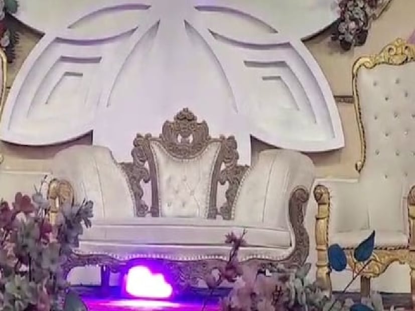 বিয়ের অনুষ্ঠান হচ্ছে। এদিকে বর-কনে নেই। এমন বিয়ে কেউ দেখেছেন! এমনই এক ঘটনায় চাঞ্চল্য ছড়াল, কী ঘটেছিল ঠিক? জানলে চমকে যাবেন। 