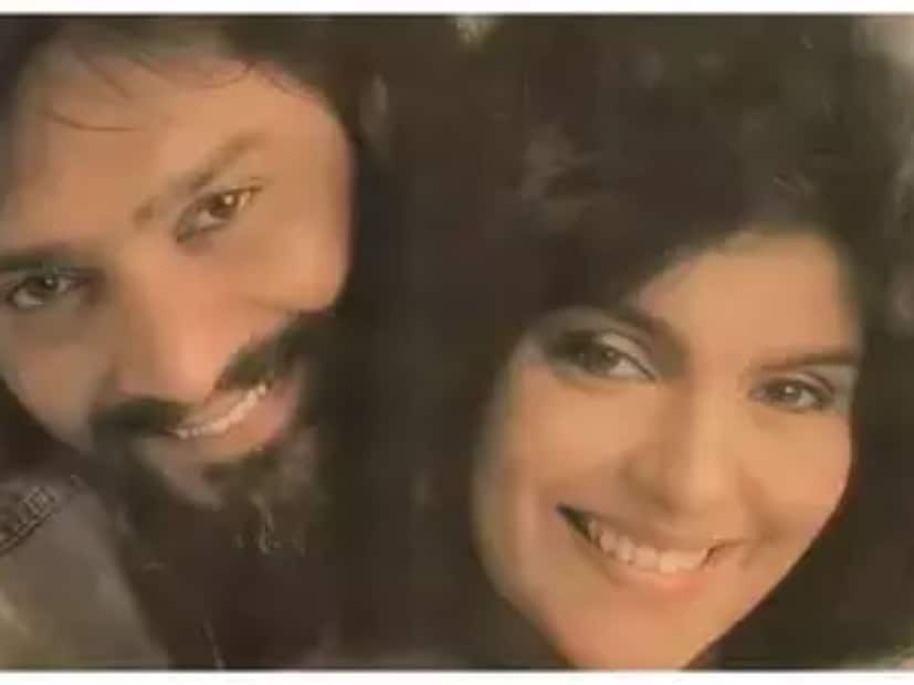 জিনাত আমান তার কেরিয়ারে অনেক হিট ছবিতে কাজ করেছেন। তিনি তার প্রতিটি চরিত্র নিয়ে আলোড়ন সৃষ্টি করেছিলেন। অভিনেত্রী সোশ্যাল মিডিয়াতেও খোলাখুলিভাবে তার মতামত প্রকাশ করেন। তিনি তার বিয়ের কথাও অনেকবার প্রকাশ করেছেন। তার বিবাহ সম্পর্কে, তিনি বলেছিলেন যে তিনি শীঘ্রই বুঝতে পেরেছিলেন যে তিনি বিয়ে করে একটি বড় ভুল করেছেন৷