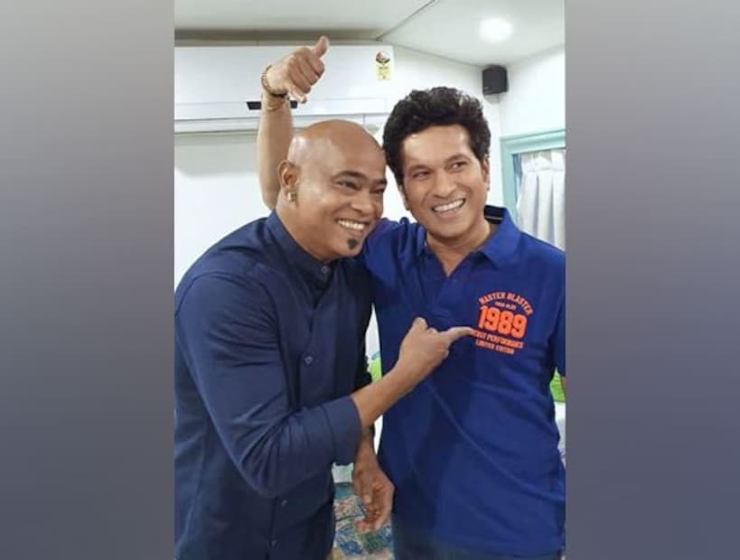মঞ্জরেকর বলেন, “এখানেই না থেমে সচিনকে কাম্বলি বলেন, জন ট্রাইকস খুব সাধারণ বোলার। ওঁকে মাঠের বাইরে ফেলা উচিত ছিল। তুমি অকারণে সিঙ্গল নিচ্ছিলে’। সচিন গম্ভীর মুখে বলেন, ‘ম্যাচ জেতাই আমাদের লক্ষ্য ছিল। আমরা জিতেছি’। তবে কাম্বলি এই কথায় খুব একটা সন্তুষ্ট হননি। সচিনকে যদি কেউ জ্বালাতন করতে পারে সেটা কাম্বালি।”
