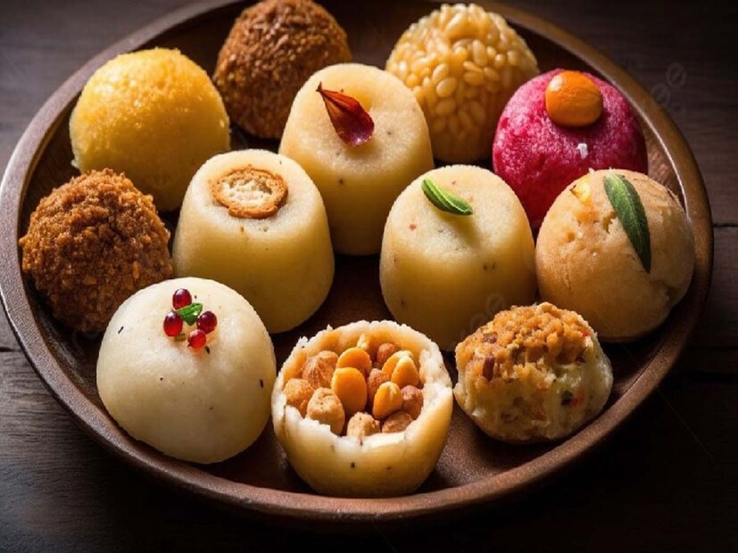 যারা সারা রাত জেগে থাকে বা যাদের পর্যাপ্ত ঘুম হয় না, যখন তাদের শরীরে শক্তির অভাব দেখা দেয়, তখন তারা জাঙ্ক ফুড বা মিষ্টি জিনিস খেতে পছন্দ করেন। কম ঘুম আমাদের হরমোনকে প্রভাবিত করে। যার কারণে আমরা বারবার ক্ষুধার্ত বোধ করি এবং সুগার ক্রেভিং হয়। শরীরে জলের ঘাটতি থাকলেও মিষ্টি খাওয়ার ইচ্ছা তৈরি করে শরীর। (Disclaimer: এই প্রতিবেদনটি কেবলমাত্র সাধারণ তথ্যের জন্য, তাই বিস্তারিত জানতে হলে সর্বদা বিশেষজ্ঞের পরামর্শ নিন।)