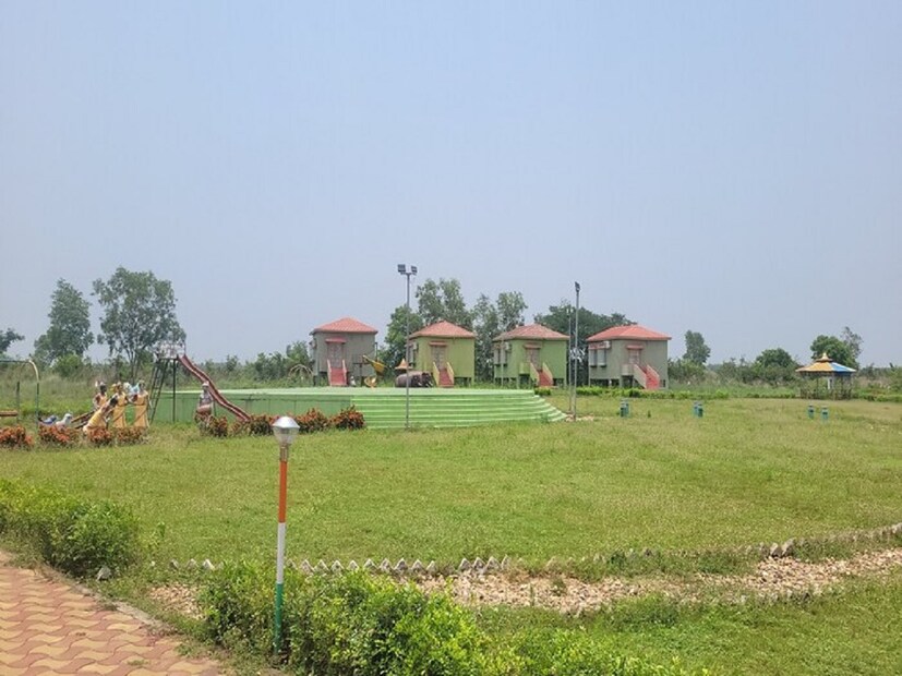 জঙ্গলমহলে পর্যটনের মানচিত্রে সংযুক্ত করা হয়েছিল এই সবুজদ্বীপকে। সবুজদ্বীপের ৪০০ একর জমিকে নিয়ে তৈরি হয়েছিল &quot;কোদপাল ইকো নেস্ট&quot; প্রকল্প। ২০০ একর জমিতে ছিল বিভিন্ন ফলের বাগান ও ভেষজ উদ্ভিদ। তৈরি হয়েছিল বিলাসবহুল আটটি কটেজ। 