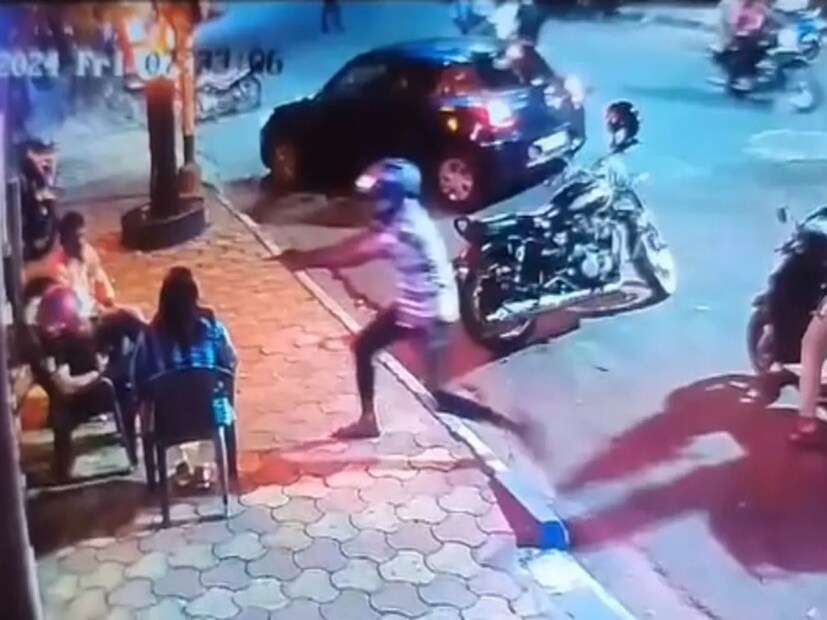 একটা নাইন এমএম পিস্তল, ম&#x200d;্যাগাজিন ও ১২ রাউন্ড কার্তুজ উদ্ধার হয়েছে বলে পুলিশ সূত্রে খবর।