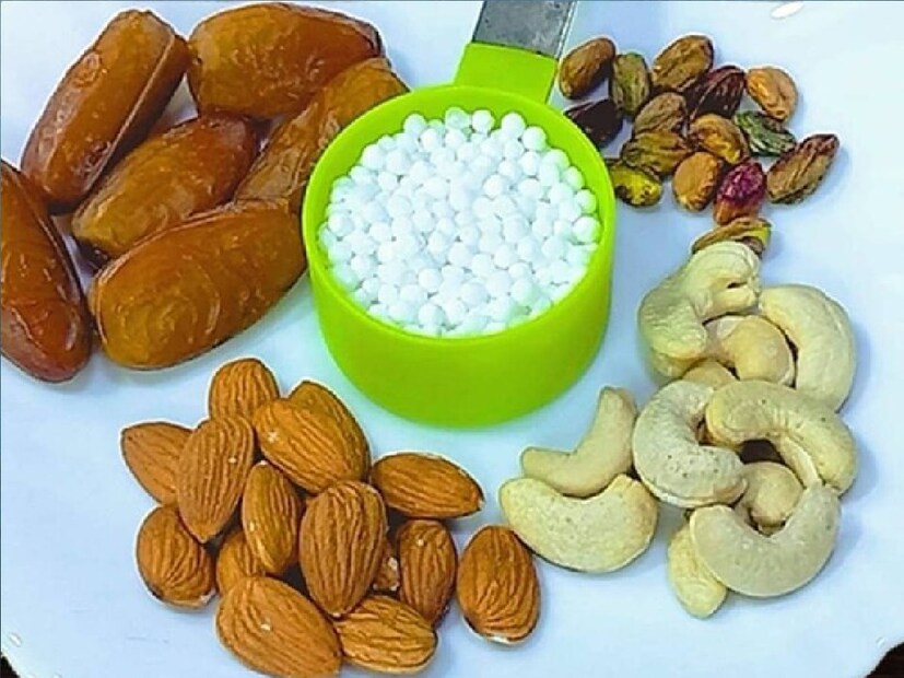শুকনো ফল ছাড়াও অনেক বীজও স্বাস্থ্যের জন্য উপকারী। এর মধ্যে প্রথমে আসে পাম্পকিন সিডস বা কুমড়োর বীজ। কুমড়োর বীজ বের করে, তা রোদে শুকিয়ে নিয়ে তার ভিতরের শাঁস খাওয়া উচিত। এছাড়াও চিয়া সিডস এবং শণের বীজও শরীরের জন্য খুব উপকারী। এগুলি খাওয়া স্বাস্থ্যকর এবং ফিট থাকতে সাহায্য করে।