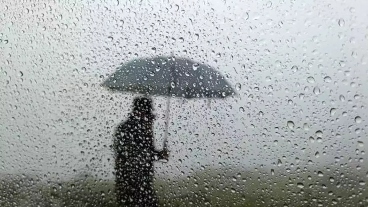 ভারতীয় আবহাওয়া বিভাগ (আইএমডি) বঙ্গোপসাগর থেকে আসা বাতাসের কারণে মধ্য ভারত এবং উত্তর ভারতে শিলাবৃষ্টির পাশাপাশি বজ্রপাতের পূর্বাভাস দিয়েছে। অনেক রাজ্যে শৈত্যপ্রবাহ বিরাজ করবে এবং সেইসঙ্গে ঘন কুয়াশার সতর্কতাও রয়েছে।