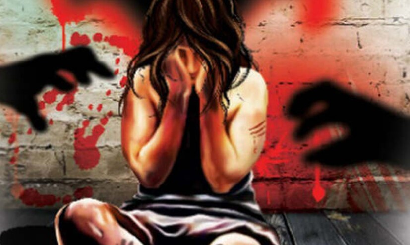 পুলিশ সূত্রে জানা যায়, মহিলা তরুণীকে তুন্ডলা রেল স্টেশনে নিয়ে আসেন। সেখান থেকে নিয়ে তাকে নিয়ে যায় আগ্রা। সারারাত আগ্রার একটা হোটেলে অচেনা সেই মহিলার সঙ্গে ছিল তরুণী। আর সেখানেই ঘটে যায় ভয়ঙ্কর সব ঘটনা, জার জেরে সকাল হতে না হতেই বারান্দা ধেকে ঝাঁপ দিতে বাধ্য হন তরুণী। ঠিক কী ঘটেছিল তরুণীর সঙ্গে?