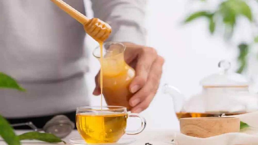 লেবু-মধু জল: এক গ্লাস উষ্ণ জলে গোটা একটা পাতিলেবুর রস, ১ চামচ মধু ও একটু নুন মিশিয়ে খান