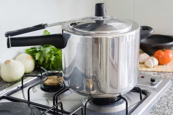 Pressure Cooker: এই ‘একটা’ ভুলেই প্রেশার কুকার থেকে ঘটতে পারে মারাত্মক দুর্ঘটনা…! না জানলে আর রক্ষে নেই Pressure Cooker: এই ‘একটা’ ভুলেই প্রেশার কুকার থেকে ঘটতে পারে মারাত্মক দুর্ঘটনা…! না জানলে আর রক্ষে নেই