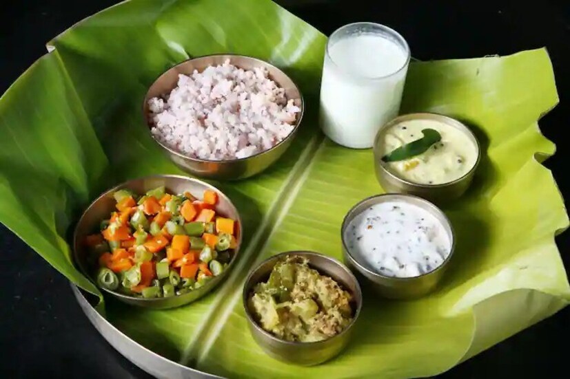 সুষম খাদ্য: একটি স্বাস্থ্যকর খাদ্য হার্টের স্বাস্থ্যের উন্নতি করতে এবং উচ্চ রক্তচাপের ঝুঁকি কমাতে সাহায্য করে। অতএব, সবার আগে আপনার ডায়েটে ফল, শাকসবজি, গোটা শস্য, চর্বিহীন প্রোটিন এবং কম চর্বিযুক্ত দুগ্ধ-সহ সম্পূর্ণ খাবারের উপর ফোকাস করা উচিত।