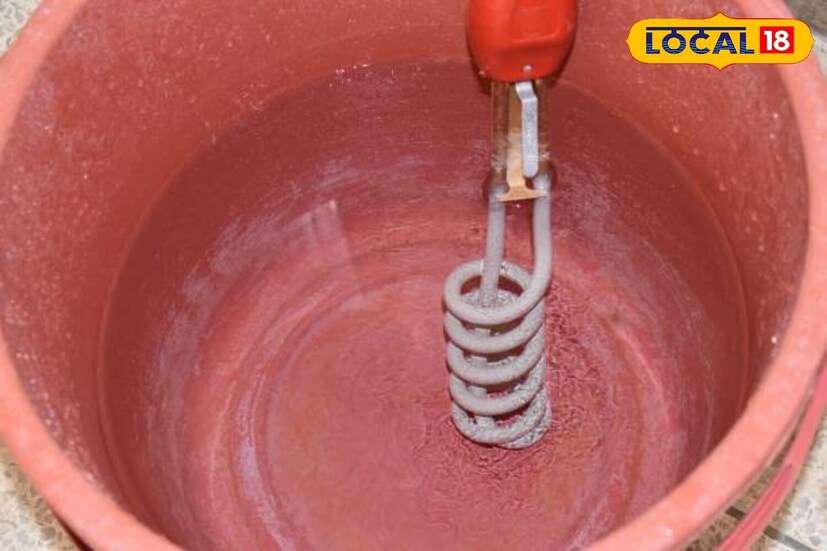 অনেকেই এই (ইমারশন ওয়াটার হিটার) হিটার ব্যবহার করেন কারণ এই ডিসেম্বর-জানুয়ারির ঠান্ডায় এগুলি ব্যবহার করে প্রতিদিন স্নানের জন্য জল গরম করা বেশ সহজ হয় এবং খুবই কম দামে বাজারে উপলব্ধ থাকে বলে চটপট কিনে ব্যবহার করা যায় এই হিটার। কিন্তু জানেন কী এই হিটারেরও অনেক অসুবিধা রয়েছে!