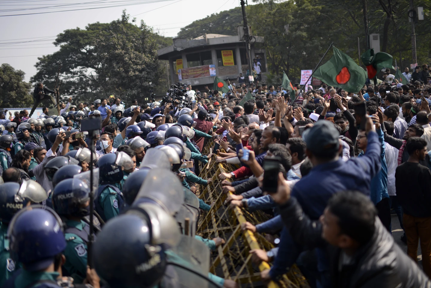 কিন্তু সম্প্রতি দুই দেশের সম্পর্কে বদল গোটা বিশ্বের রাজনীতি ও কূটনীতিতে শিরোনামে উঠে এসেছে। কিছুদিন আগেই উত্তপ্ত পরিস্থিতিতে ভারতীয় হাইকমিশনের সামনে চলে বিক্ষোভ। বর্তমানে ভারত-বাংলাদেশের মধ্যে ক্রমবর্ধমান উত্তেজনার কারণে ঢাকায় ভারতীয় হাইকমিশনের বাইরে বিক্ষোভ হয়েছে।
