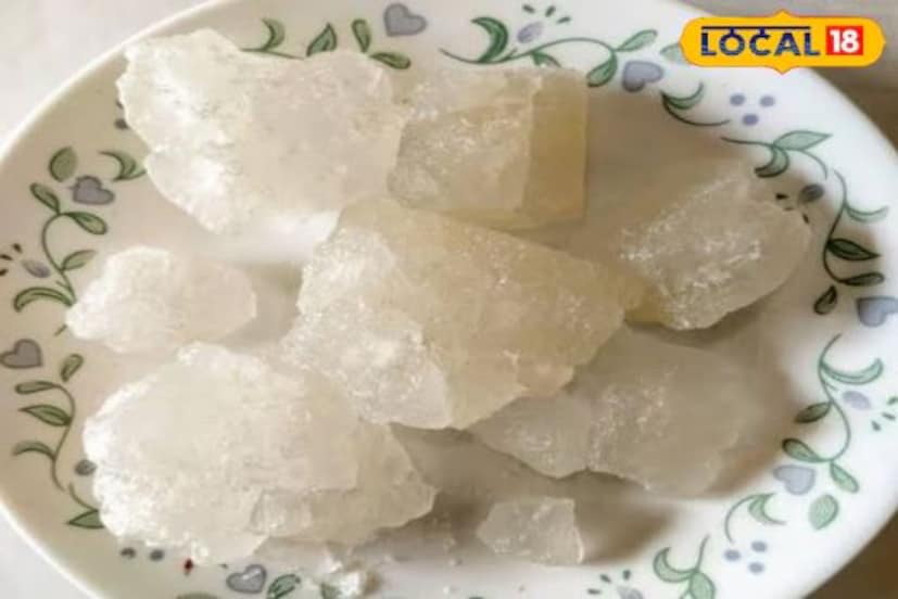 আজকাল বেশিরভাগ মানুষের দাঁতে পোকা হয়। যার কারণে দাঁত নষ্ট হয়ে যায়, এমন পরিস্থিতিতে বাড়িতে ব্যবহৃত ফিটকারি দাঁতের ক্ষয় রোধে সাহায্য করে। অ্যালুম পাউডার এবং শিলা লবণ মিশিয়ে একটি পেস্ট তৈরি করুন এবং তারপর আপনার দাঁত পরিষ্কার করুন, পোকামাকড় দেখা দেবে না।