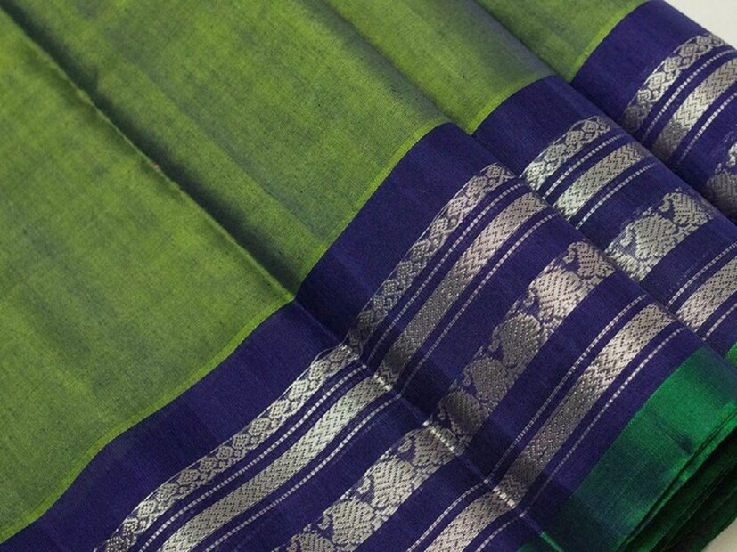 গাদওয়াল শাড়ি দক্ষিণের তেলেঙ্গানা এই শাড়ি বুননের জন্য বিখ্যাত৷ রেশমের বুননে ফুটে ওঠে তাঁতিদের হাতের জাদু, পরিশ্রম৷ 