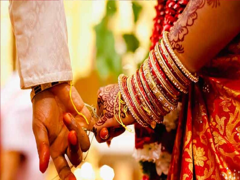 আর এর ফলে সারা মাস জুড়ে বৈবাহিক জীবনে শান্তি এবং সুখ বজায় রাখবে। সেই সঙ্গে জীবনে আসবে মান-সম্মান আর সাফল্যও। সকালে উঠে ভগবান সূর্যের নাম জপ করলে তা জীবনে ইতিবাচকতা বয়ে আনে। সেই সঙ্গে আসন্ন দুর্যোগ থেকেও স্বস্তি দিতে পারে।