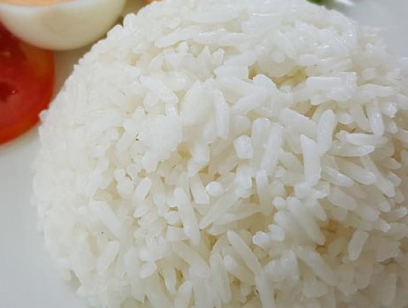 রান্না করা চাল ২৪-৪৮ ঘণ্টার মধ্যে খেয়ে ফেলুন এবং এটি একটি এয়ারটাইট পাত্রে রেখে ৪°C তাপমাত্রার নিচে সংরক্ষণ করুন যাতে ব্যাকটেরিয়া বৃদ্ধি না পায়।