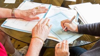 কোটিপতির উইল শুনে সবার মাথায় হাত (Credit: Canva)